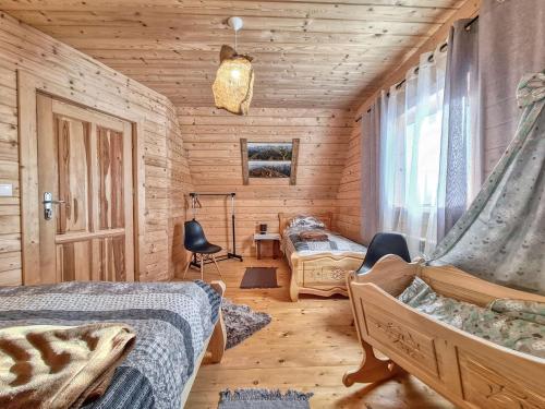 扎布Domki w Zębie的小木屋内一间卧室,配有两张床