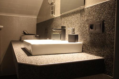 萨尔特-雷斯温泉奥克恩德源住宿加早餐旅馆的浴室设有白色水槽和镜子