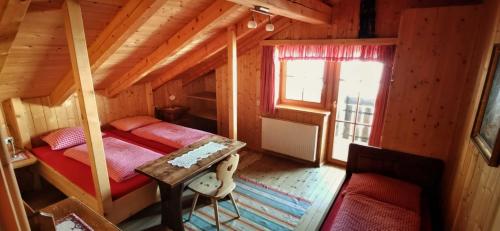 圣莱奥纳尔多因帕西里亚Almgasthaus Flecknerhütte的小木屋内一间卧室的顶部景色