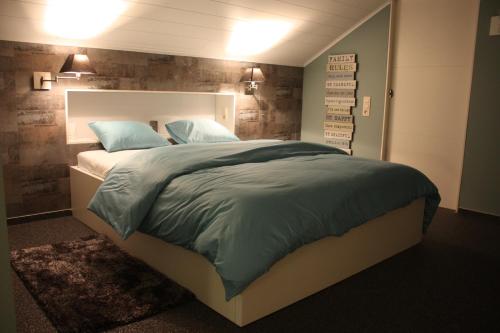 萨尔特-雷斯温泉奥克恩德源住宿加早餐旅馆的一间卧室配有一张带蓝色枕头的大床
