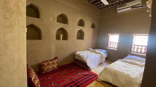 Alqalah Inn客房内的一张或多张床位