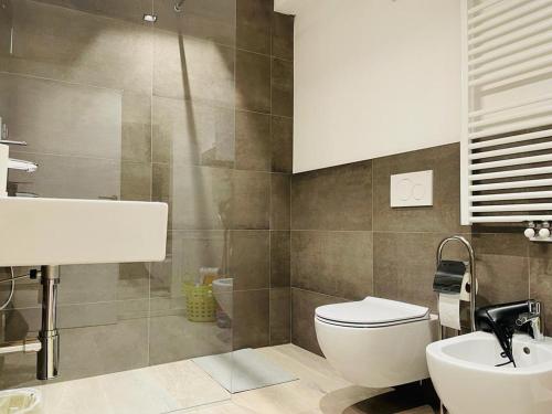 特伦托MUROS - Design Apartments in Trento的浴室配有白色卫生间和盥洗盆。