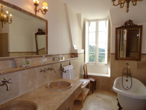 拉马斯特尔尤尔比阿克城堡酒店的一间带水槽、浴缸和卫生间的浴室