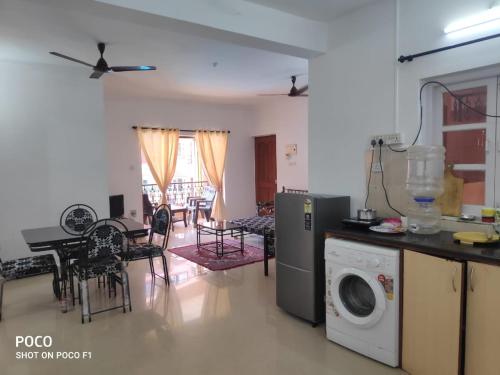 2 bhk Calangute - Baga road Saldanha Kyle Gardens的厨房或小厨房