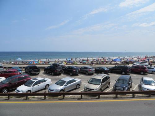 汉普顿大西洋汽车旅馆的海滩附近的停车场停放着一帮汽车