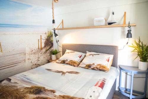 奥德多普Strand-chalet Luna - 700 mtr van het strand van Ouddorp的海滩客房的一张床位