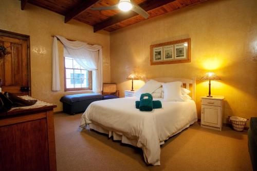 WillowmoreFinchley Farm Cottages的一间卧室,床上放着手提箱