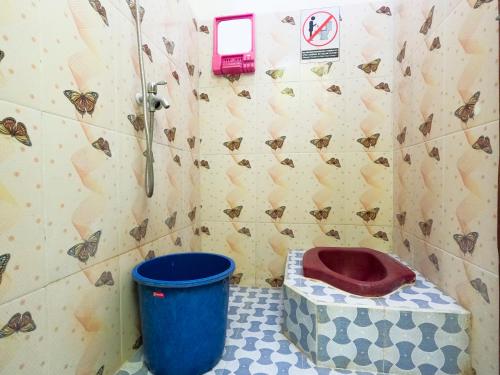 PareHomestay Kampung Inggris SYARIAH的一间带卫生间和蓝色桶的浴室