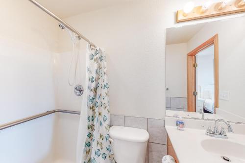 巴克斯顿Lazy Daze 625的带浴缸、卫生间和盥洗盆的浴室
