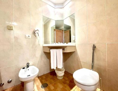 拉克鲁斯萨莎德索尔酒店的一间带水槽、卫生间和镜子的浴室