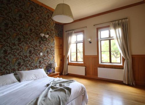 巴拉斯港卡萨维尔纳精品酒店的一间卧室设有一张床和两个窗户。