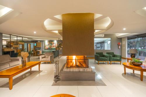 格拉玛多普瑞米欧拉格多酒店的客厅位于中间,设有壁炉