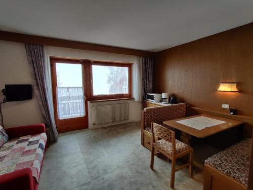 奥贝雷根Lärchenheim的酒店客房配有桌子和桌椅