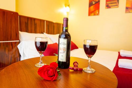 胡利亚卡Hotel California的桌子上放有一瓶葡萄酒和两杯酒