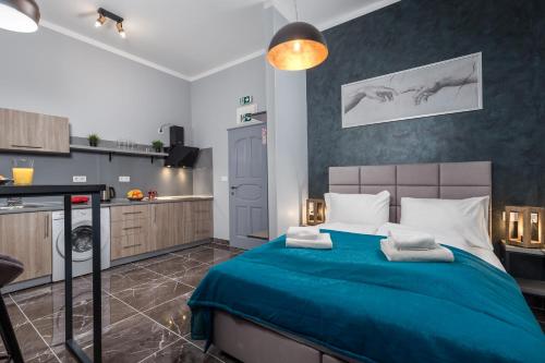 里耶卡Apartments Piccola Venezia的一间带蓝色床的卧室和一间厨房