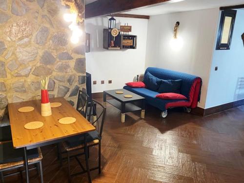 比利亚伦加德尔罗萨里奥Apartamento Rural Bella Vista的客厅配有蓝色的沙发和桌子
