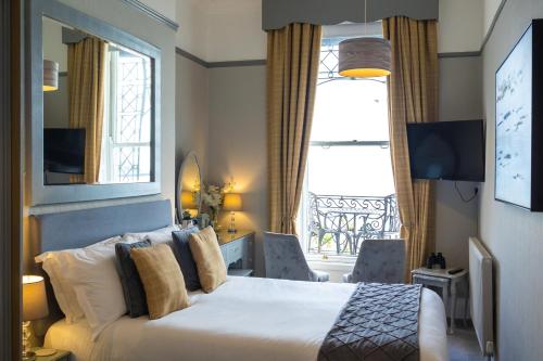 韦茅斯Gloucester House的酒店客房设有床和窗户。
