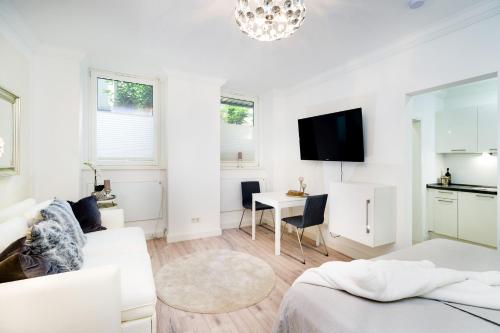 柏林Budget Studio Kreuzberg - Lachmannstr 3 HH的白色的客厅配有白色的沙发和桌子