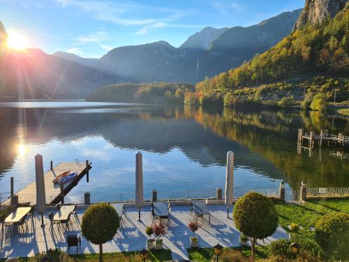 上特劳恩B&B Hallstatt Lake - self check in的码头上的小船享有湖景