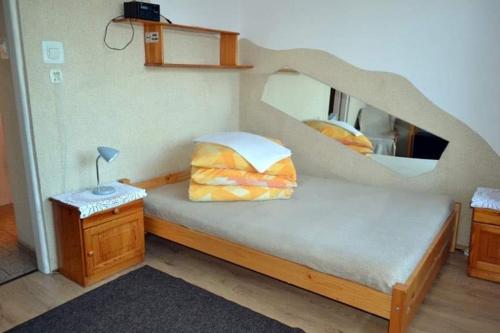 切霍齐内克Kujawianka的一间卧室配有一张带木制床架的床