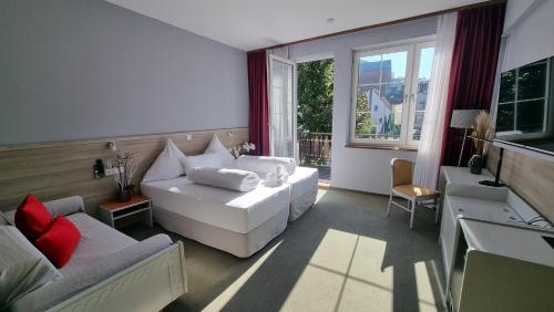 WilgartswiesenMATZ Brunnenhof的客厅配有白色沙发和窗户