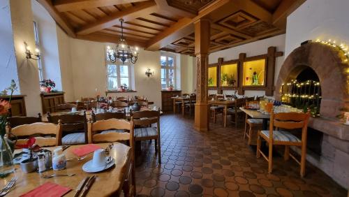 WilgartswiesenMATZ Brunnenhof的餐厅内带桌椅的用餐室