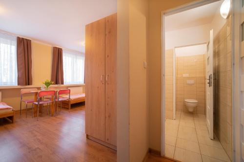 LubiatówSława Family Resort的客房内的带桌子和卫生间的浴室