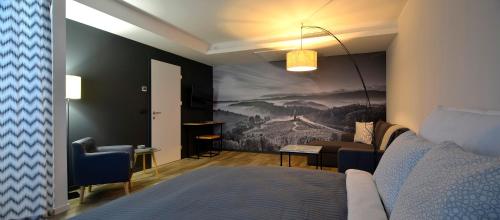 马里博尔Apartments CityMap Maribor-Free parking!的卧室配有一张床,墙上挂有绘画作品