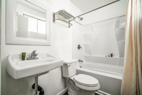 洛杉矶好莱坞城里人酒店的白色的浴室设有水槽和卫生间。