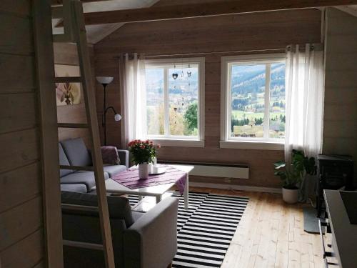 Ørstavik7 person holiday home in RSTA BRUNGOT的客房设有双层床和2个窗户。