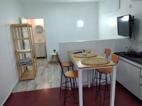 波萨达斯Moroty的小厨房配有桌子和凳子