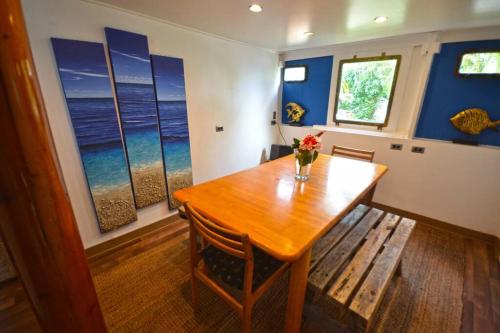 MerizoQueen Malesso Houseboat的用餐室配有带鲜花的木桌