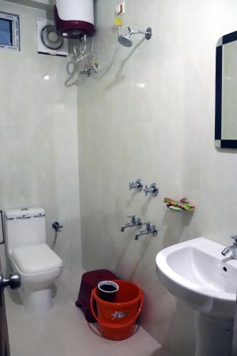 因帕尔THE HOTEL MILLENNIUM的一间带卫生间和水槽的浴室