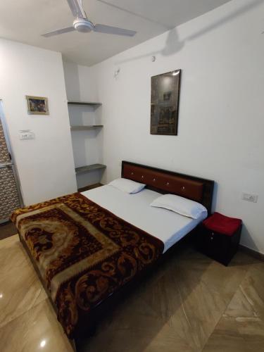 Varah Square Guest House客房内的一张或多张床位