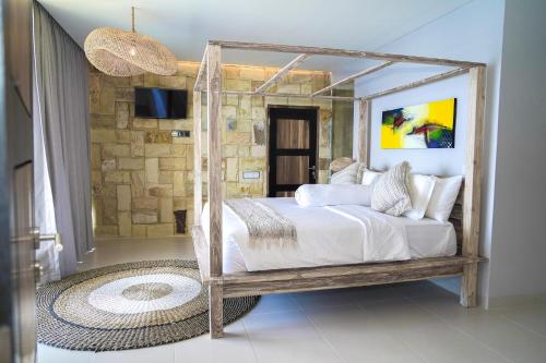 纳闽巴霍Theodor at Labuan Bajo的一间卧室配有一张带镜子的天蓬床