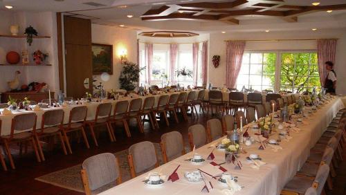 豪恩斯泰因祖姆奥赫森酒店的一个带长桌和椅子的大型宴会厅