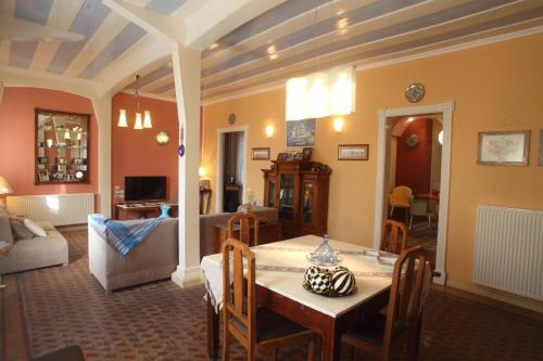 雷夫卡达镇Beautiful Traditional House in Lefkada的客厅配有桌子和沙发