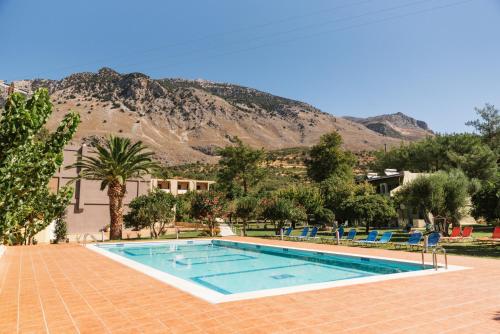 扎罗斯伊迪酒店 的一座山地游泳池
