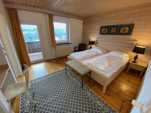 拉多夫吉卡Kunstelj Pension的一间卧室设有一张大床和两个窗户。