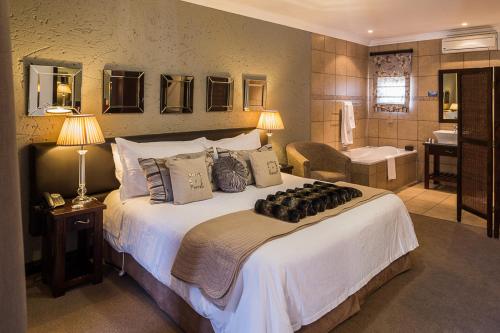 布隆方丹Villa Bali Luxury Guesthouse的一间带大床的卧室和一间浴室