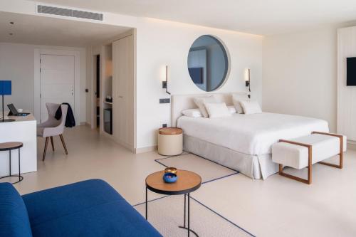 卡列罗港Royal Marina Suites Boutique Hotel的酒店客房设有床和客厅。