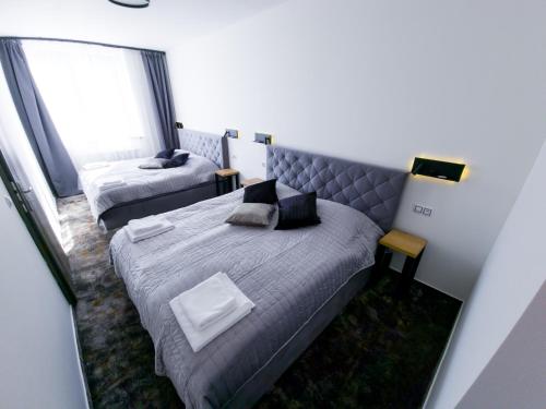 特鲁特诺夫Olympland Hotel的一间卧室设有一张大床和一个窗户。