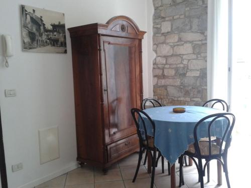 格拉多Villa Giulia的一间带桌子和木柜的用餐室