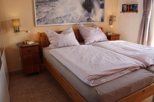加利福尼亚Ferienwohnung Michel vom Deich, Kalifornien, erste Strandreihe的一间卧室配有一张木架床