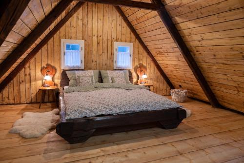 什特兰贝尔克Perníkovka的木制阁楼卧室配有一张床