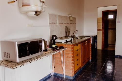 马拉圭Hakuna Matata的厨房配有微波炉和炉灶。 顶部烤箱