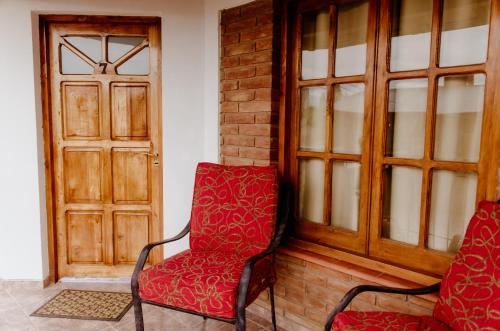 马拉圭Hakuna Matata的坐在门边的红色椅子