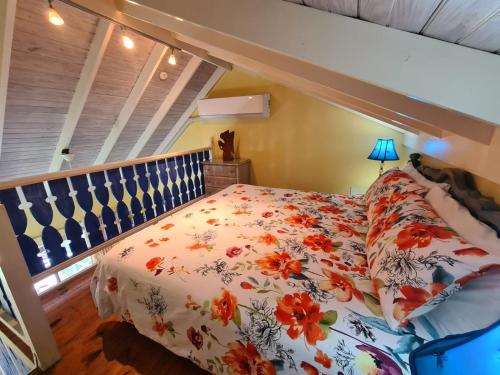 欧丘里欧Chrisanns Paradise Suite by the Ocean - Apt#9的一间卧室配有一张带花卉棉被的床