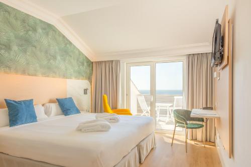 Mougás塔拉索艾尔郎缇克酒店的酒店客房,设有一张床铺,享有海景