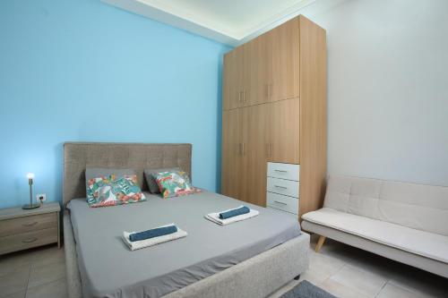 比雷埃夫斯Nikea apartment near Piraeus port and metro st I的一间卧室配有一张床、一把椅子和一个橱柜